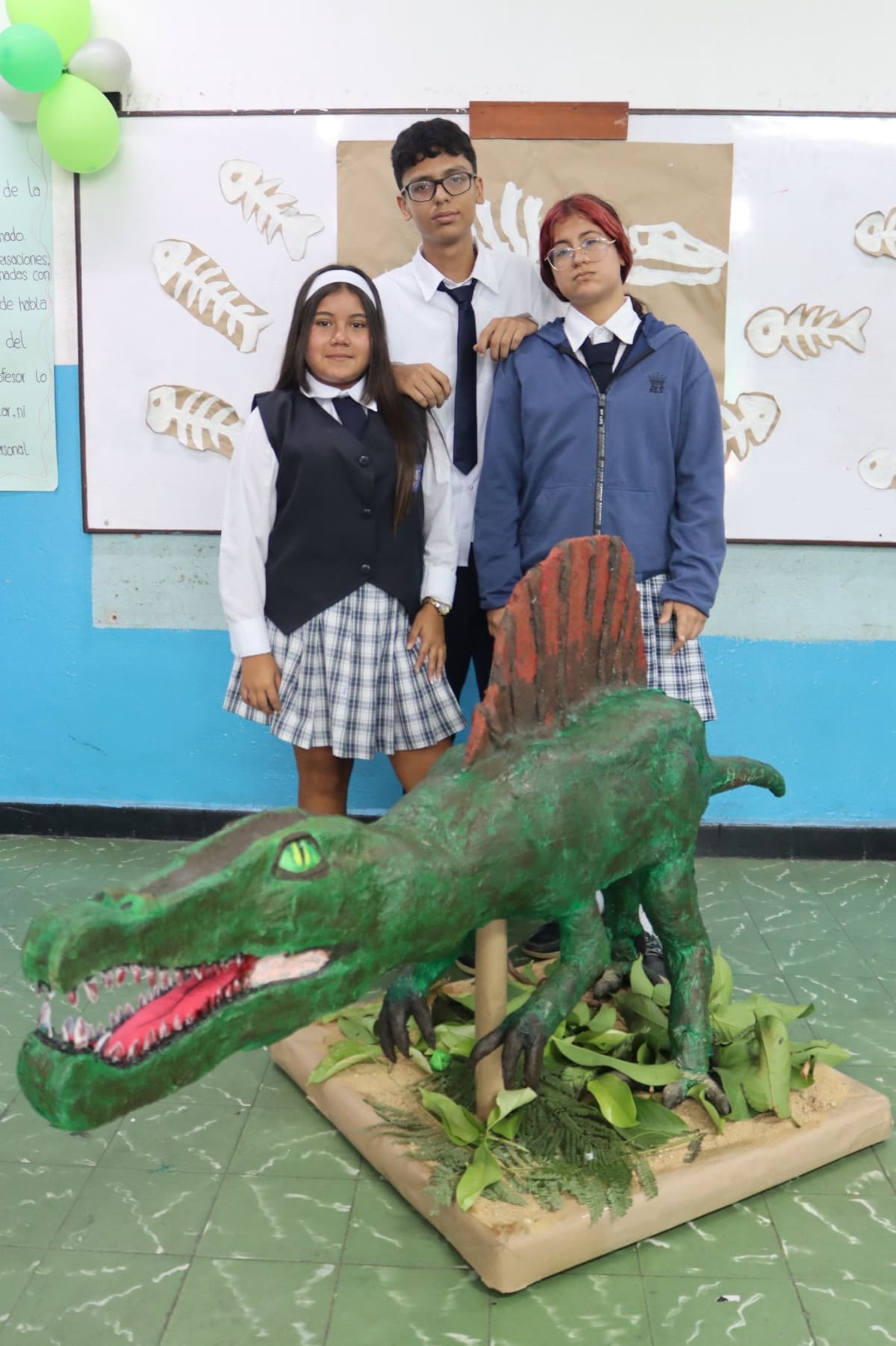 A través de la construcción de dinosaurios, los estudiantes aplicaron conceptos de geometría, áreas, volúmenes y escalas, demostrando que las matemáticas también se aprenden con las manos. Foto: Franz Rey