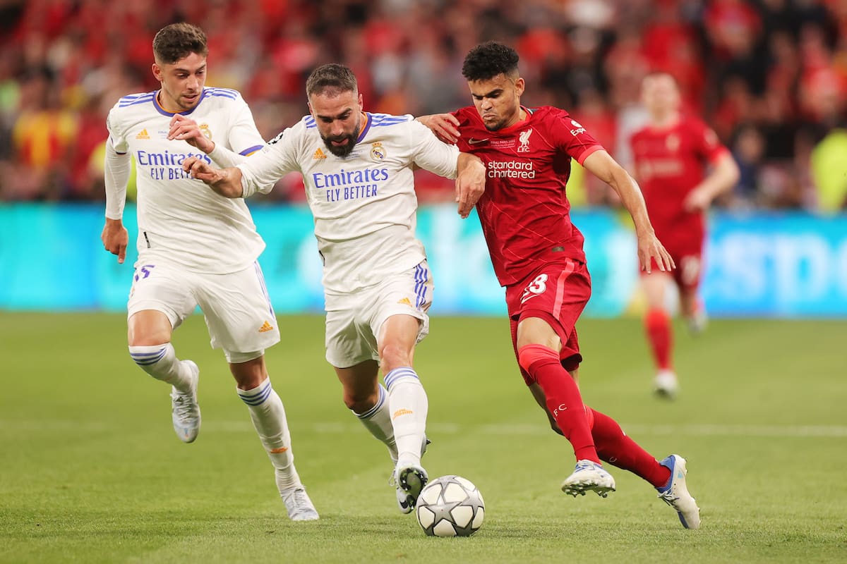 Saint-denis (France), 28/05/2022.- Luis Diaz (R) of Liverpool in action against Dani Carvajal (C) and Federico Valverde of Real Madrid during the UEFA Champions League final between Liverpool FC and Real Madrid at Stade de France in Saint-Denis, near Paris, France, 28 May 2022. (Liga de Campeones, Francia) EFE/EPA/FRIEDEMANN VOGEL