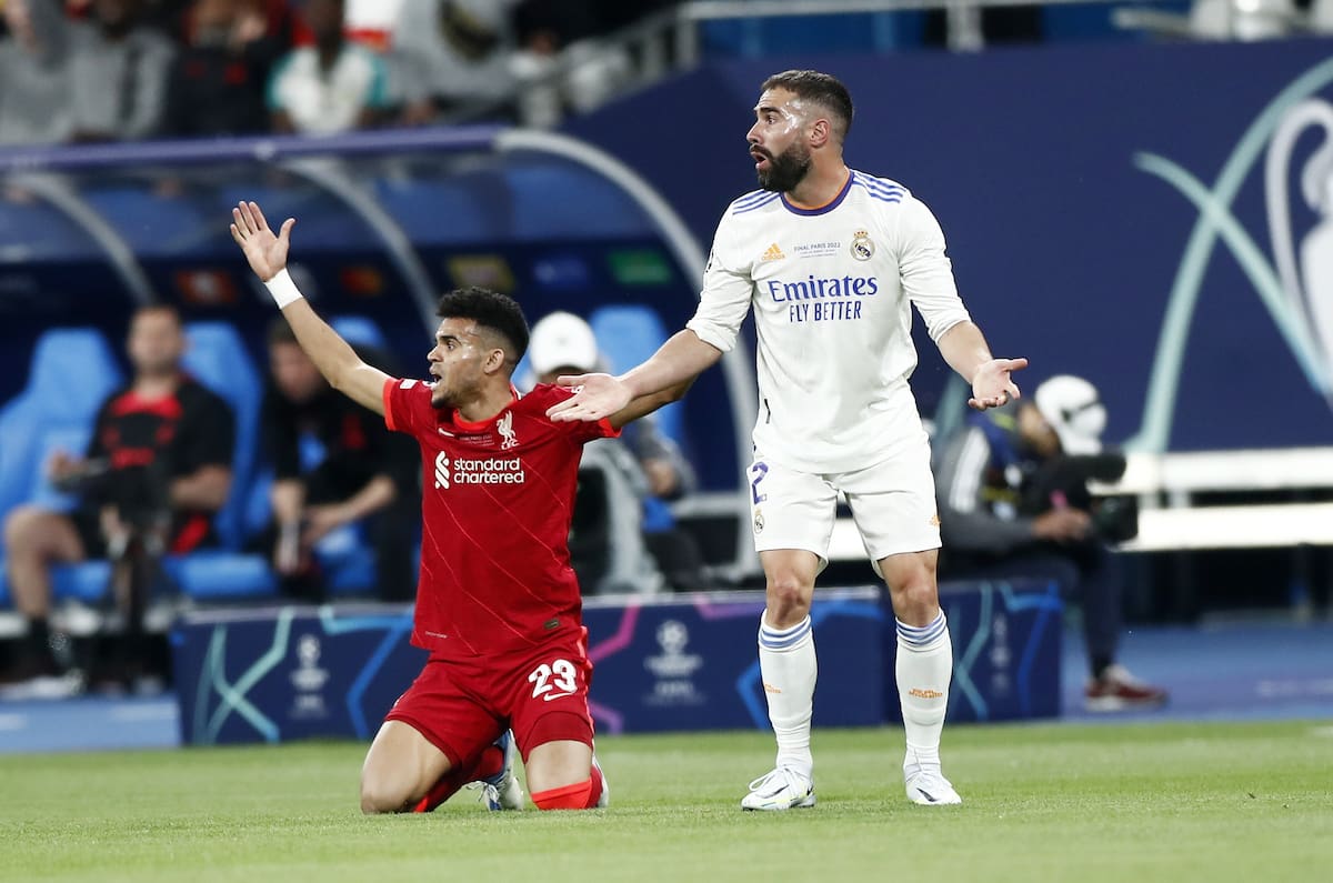 Saint-denis (France), 28/05/2022.- Luis Diaz (L) of Liverpool and Dani Carvajal of Real Madrid react during the UEFA Champions League final between Liverpool FC and Real Madrid at Stade de France in Saint-Denis, near Paris, France, 28 May 2022. (Liga de Campeones, Francia) EFE/EPA/MOHAMMED BADRA