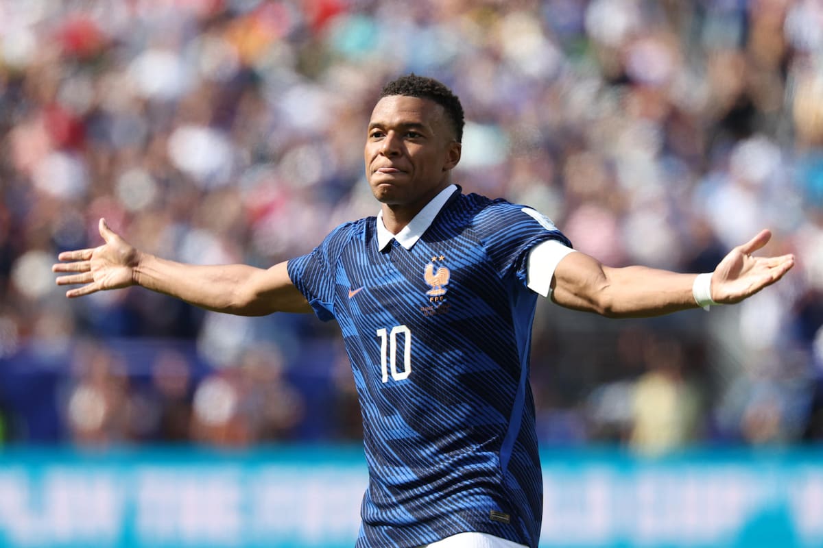 Kylian Mbappé celebra el 1-0 ante Senegal en el MetLife Stadium. Con este gol igualó a Messi con 13 tantos en Copas del Mundo y a Giroud como máximo anotador histórico de Francia.