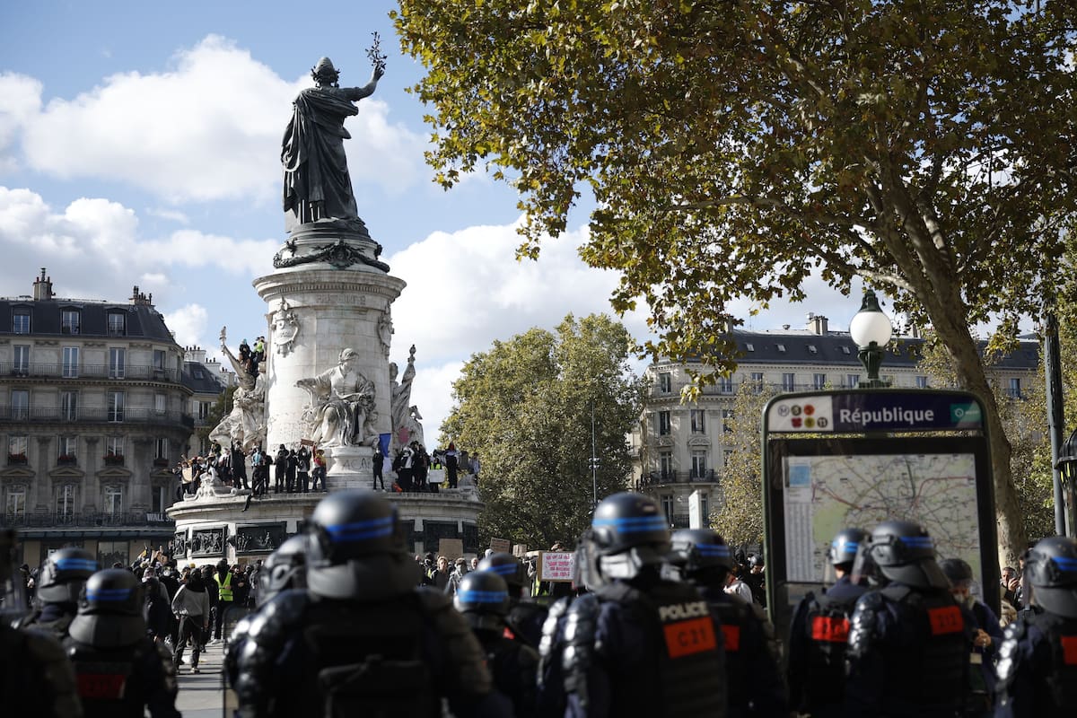 La policía vigila una de las protestas en París por el encarecimiento de la vida. EFE/EPA/YOAN VALAT