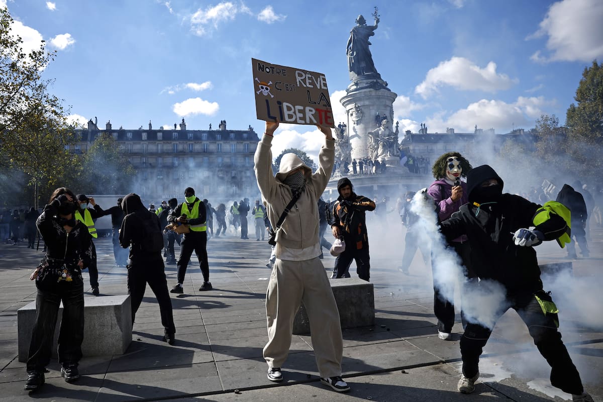 Disturbios en la protesta realizada en París por el encarecimiento de la vida. EFE/EPA/YOAN VALAT