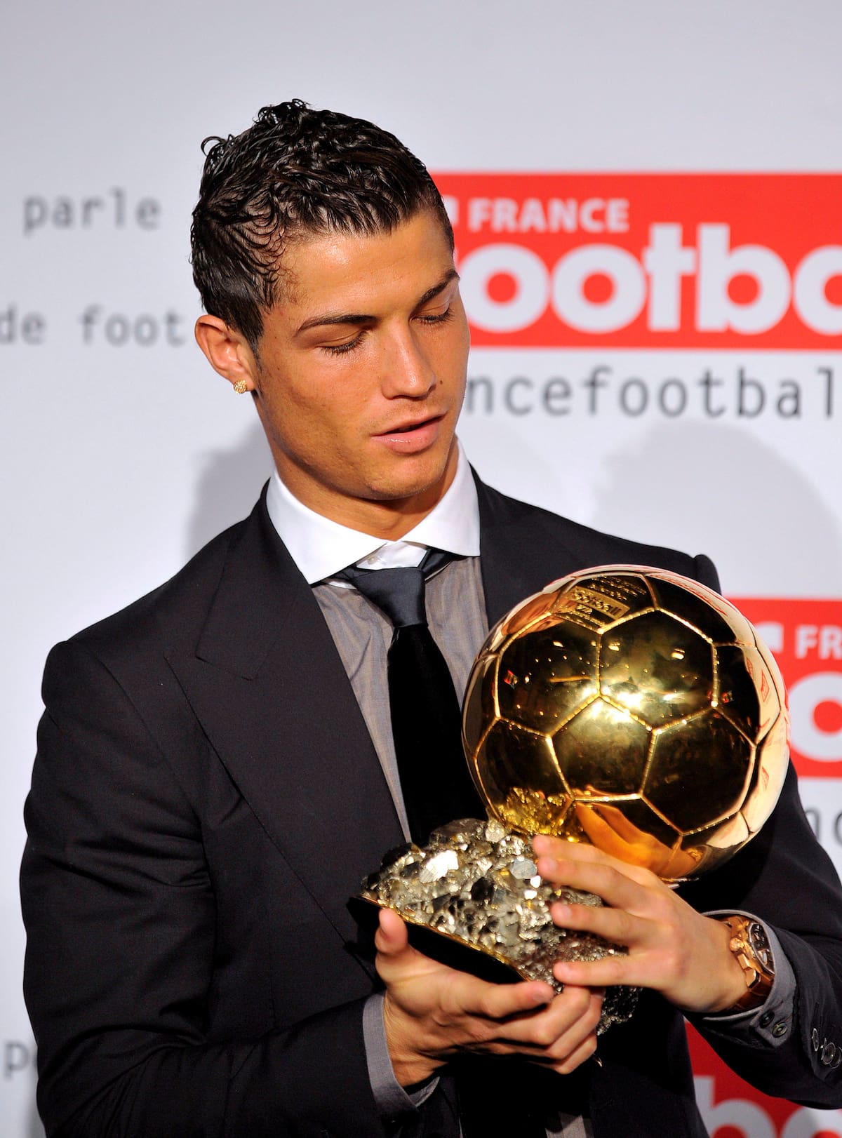 RON103 BOULOGNE BILLANCOURT (FRANCIA), 07.12.08.- El delantero portugués del Manchester United, Cristiano Ronaldo, posa con el Balón de Oro, concedido al mejor jugador europeo del año, el el estudio de TF1 en Boulogne Billancourt, París, Francia, hoy domingo 7 de diciembre. EFE/Yoan Valat