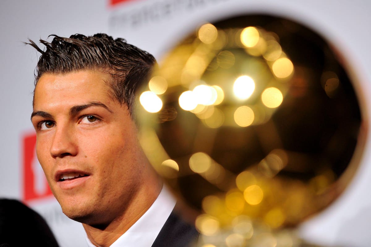 RON104 BOULOGNE BILLANCOURT (FRANCIA), 07.12.08.- El delantero portugués del Manchester United, Cristiano Ronaldo, posa con el Balón de Oro, concedido al mejor jugador europeo del año, el el estudio de TF1 en Boulogne Billancourt, París, Francia, hoy domingo 7 de diciembre. EFE/Yoan Valat