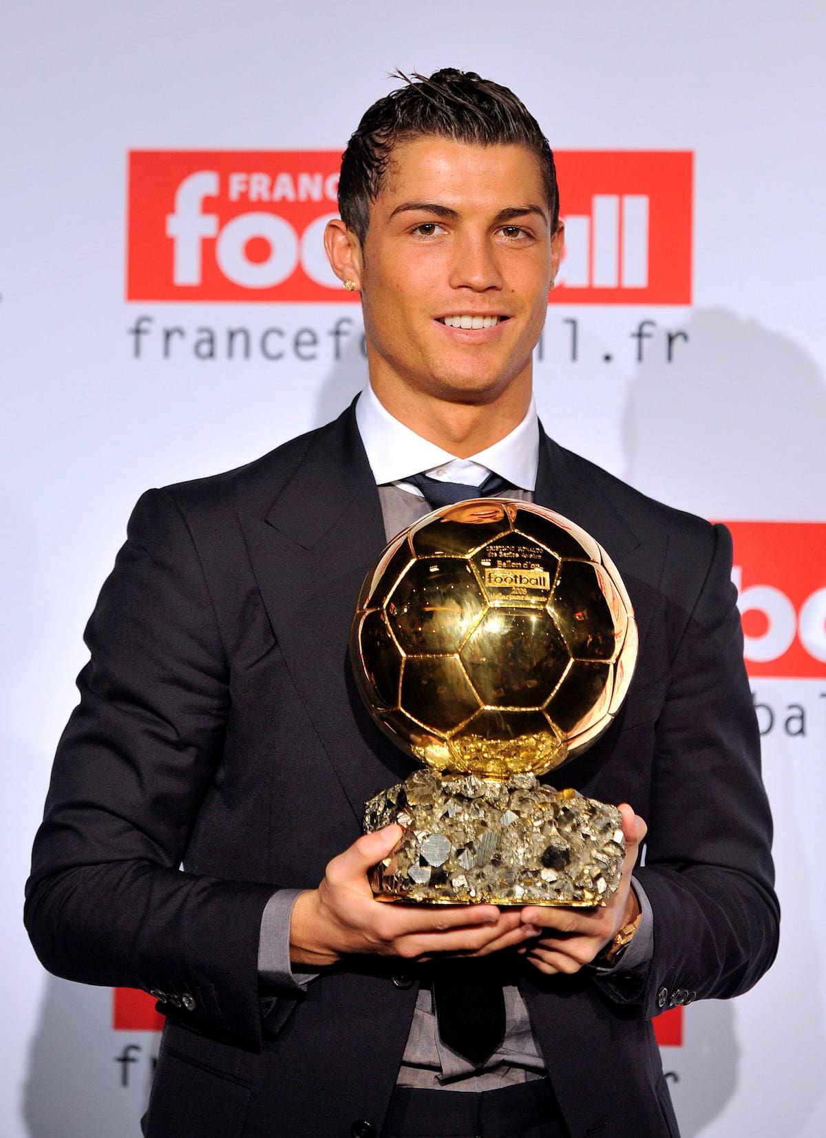 RON102 BOULOGNE BILLANCOURT (FRANCIA), 07.12.08.- El delantero portugués del Manchester United, Cristiano Ronaldo, posa con el Balón de Oro, concedido al mejor jugador europeo del año, el el estudio de TF1 en Boulogne Billancourt, París, Francia, hoy domingo 7 de diciembre. EFE/Yoan Valat