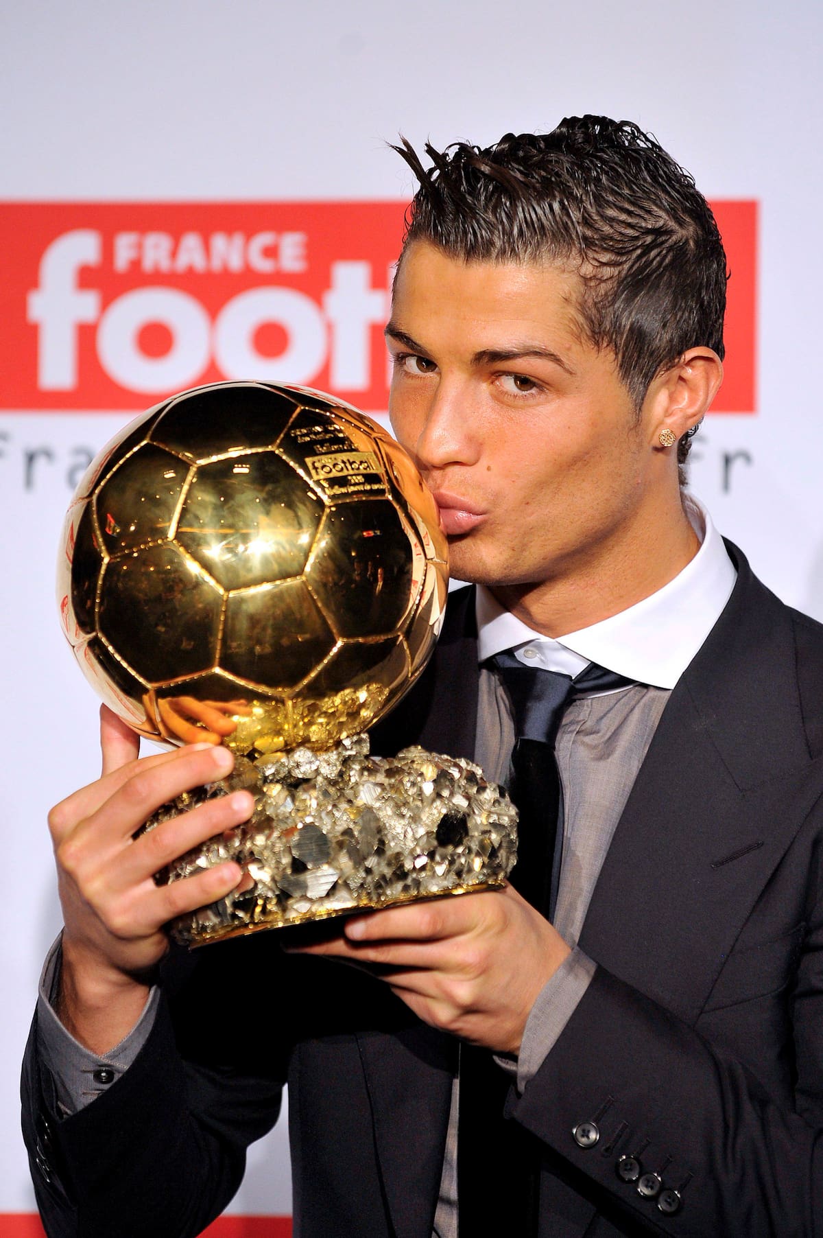 RON101 BOULOGNE BILLANCOURT (FRANCIA), 07.12.08.- El delantero portugués del Manchester United, Cristiano Ronaldo, posa con el Balón de Oro, concedido al mejor jugador europeo del año, el el estudio de TF1 en Boulogne Billancourt, París, Francia, hoy domingo 7 de diciembre. EFE/Yoan Valat