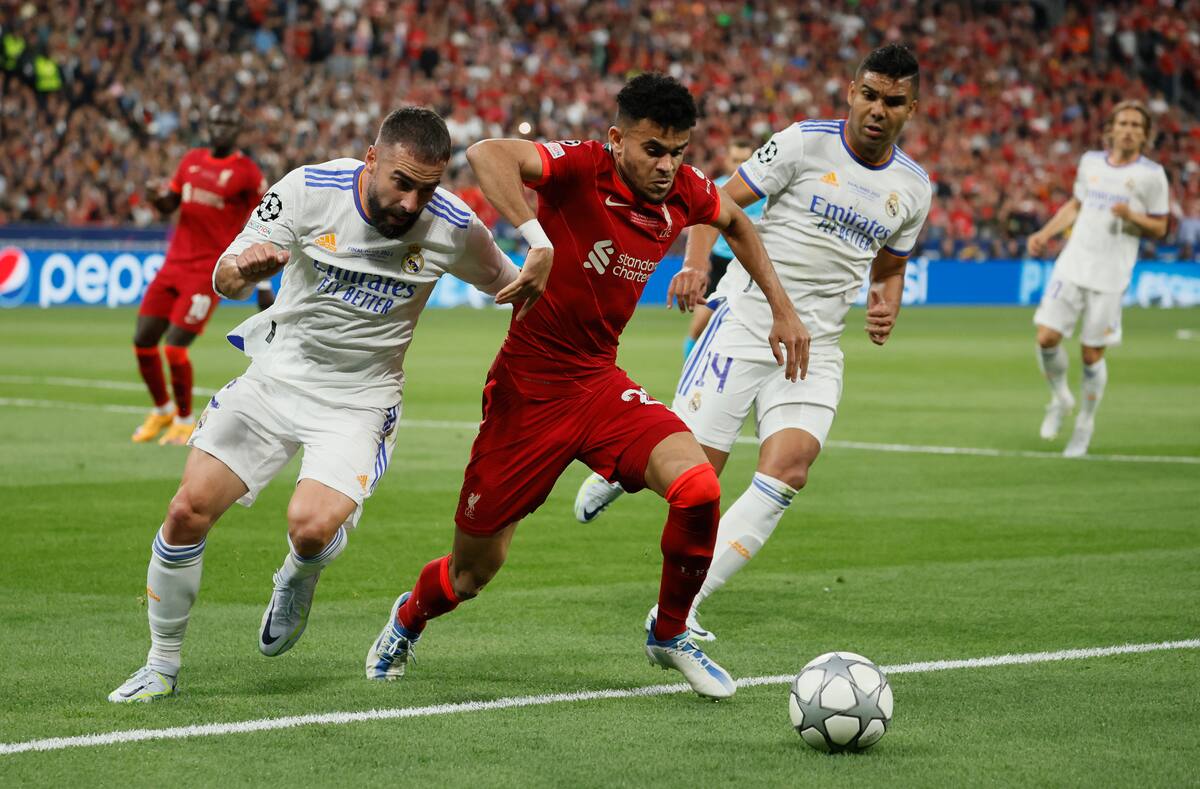 PARÍS, 28/05/2022.- El delantero colombiano del Liverpool, Luis Díaz, y el defensa del Real Madrid, Daniel Carvajal, durante el partido de la final de la Liga de Campeones este sábado en el Estadio de Francia, en París. EFE / Juanjo Martín.