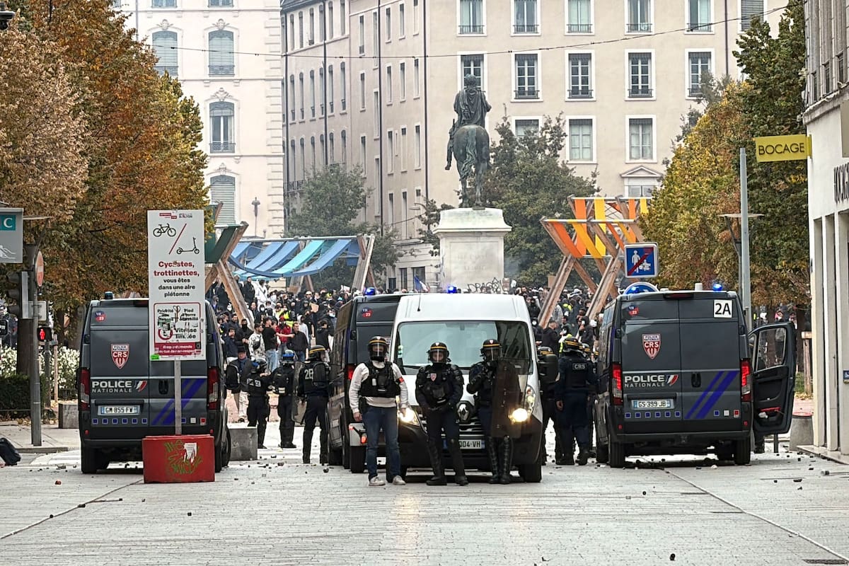 LYON, 17/10/2026.-Las protestas contra el encarecimiento de la vida celebradas este sábado en Francia estuvieron acompañadas de enfrentamientos entre grupos violentos y fuerzas del orden, incendios y daños o asaltos en edificios públicos y comercios en ciudades como París, Marsella (sur), Lyon (sureste) en la imagen, o Lille (noroeste), entre otras. La movilización reunió a decenas de miles de personas en todo el país -500.000 según el sindicato CGT-, a seis meses de las elecciones presidenciales, con reivindicaciones relacionadas con la inflación, el precio de los carburantes y la pérdida de poder adquisitivo-EFE/ Carmen Menéndez