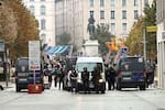 Incendios y daños en edificios públicos y saqueos en comercios sacuden Francia en protesta