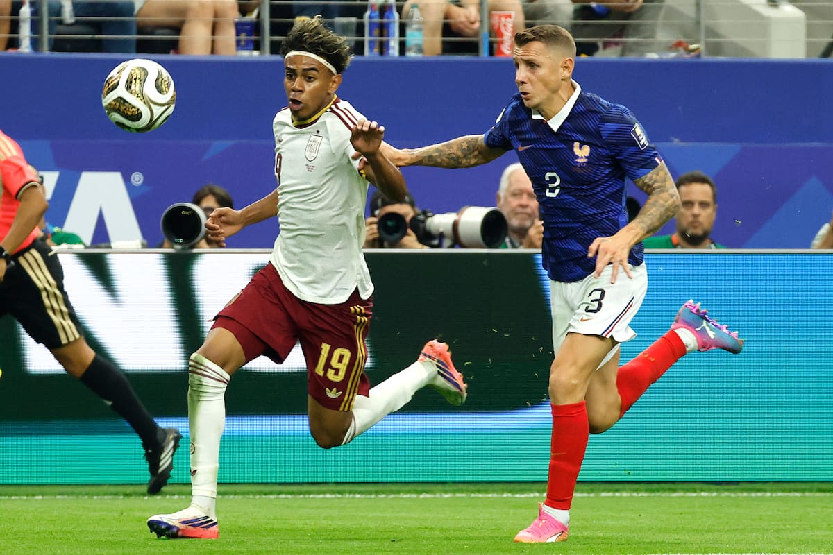 El francés Lucas Digne (d) disputa el balón con Lamine Yamal de España en el partido de semifinales del Mundial de la FIFA 2026 entre Francia y España en el estadio AT&T en Arlington. //Foto, EFE: Lavandeira Jr