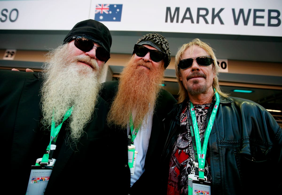 Fotografía de archivo del 24 de septiembre de 2009 de los integrantes de la banda estadounidense ZZ top Dusty Hill (i), Billy Gibbons (c) y Frank Beard en Singapur. Frank Beard, baterista original del trío texano ZZ Top, falleció el martes a los 77 años en su rancho de Richmond, Texas, tras una larga trayectoria musical de más de medio siglo. EPA/DIEGO AZUBEL/ ARCHIVO