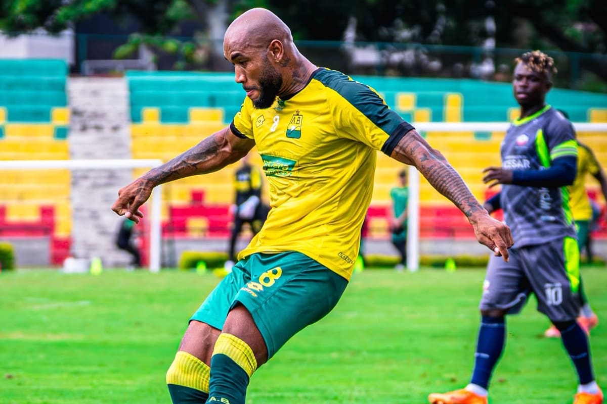 El entrenador Arturo Reyes destacó la labor social de Freddy Hinestroza, jugador de Atlético Bucaramanga. Foto: Atlético Bucaramanga.