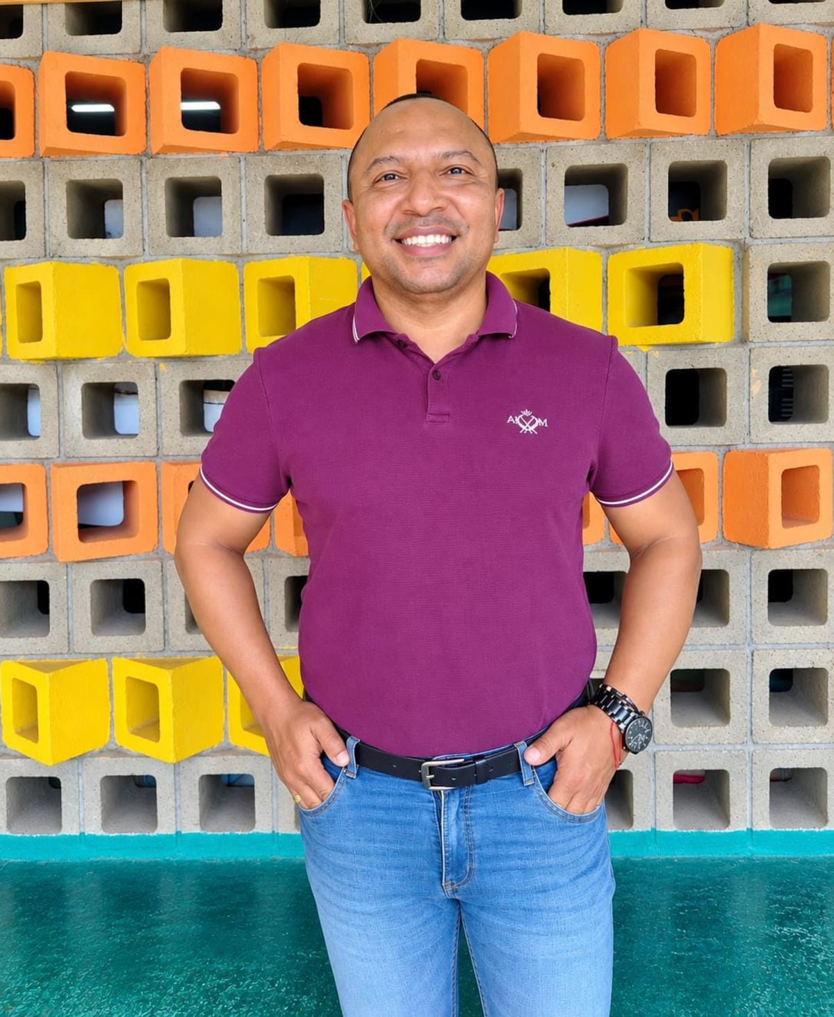 Fredy Alexander Gómez Giraldo, educador de Barrancabermeja, impulsa Pasaporte Joven, una iniciativa que busca llevar a estudiantes del Magdalena Medio a conocer universidades, empresas y nuevas oportunidades. Su meta es que esas experiencias se conviertan en herramientas para construir proyectos de vida.