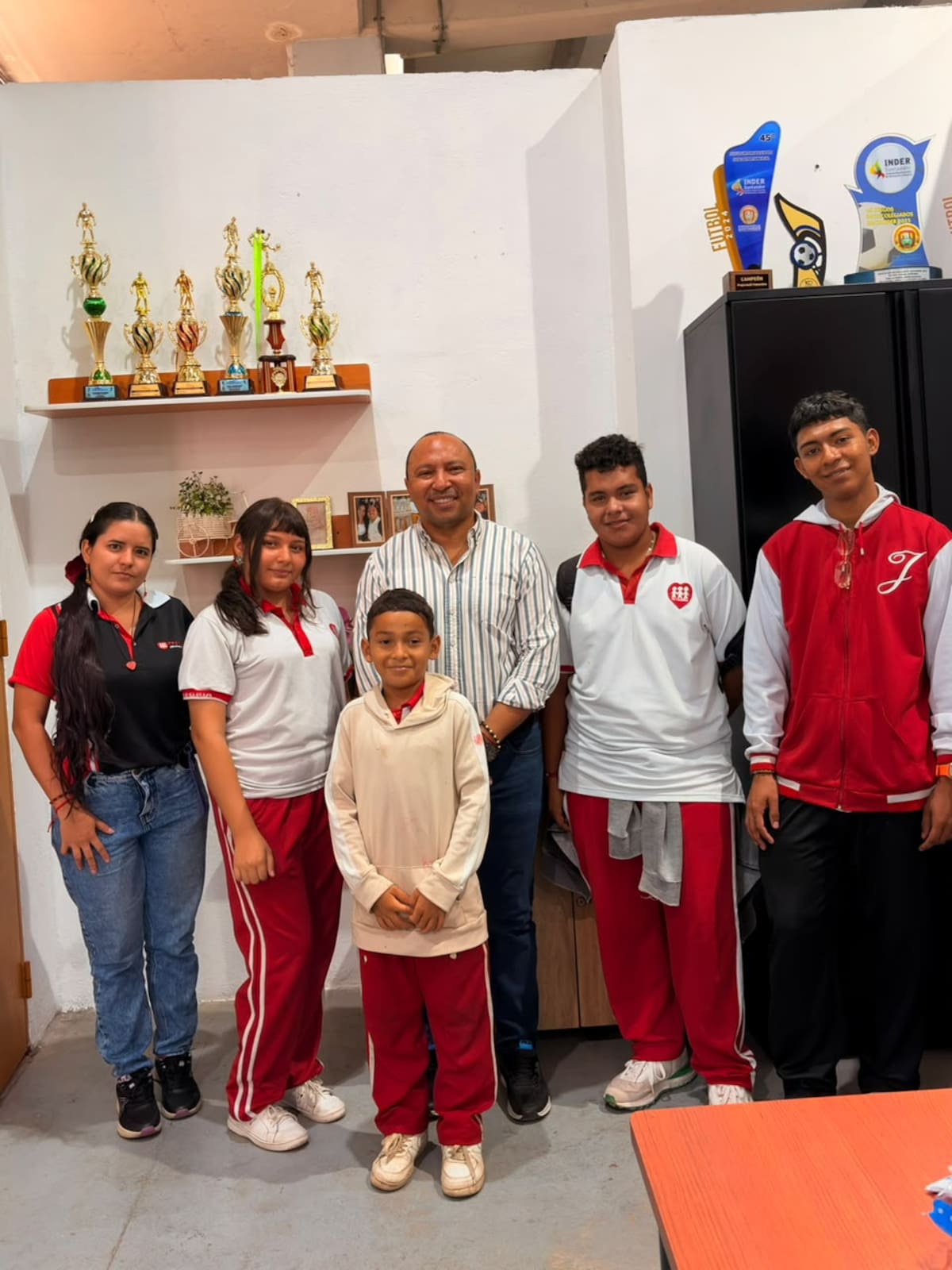 Fredy Alexander Gómez, rector y educador barranqueño, lidera ‘Pasaporte Joven Santander’, una iniciativa que busca conectar a los jóvenes con nuevas experiencias y oportunidades.
Suministrada/Vanguardia