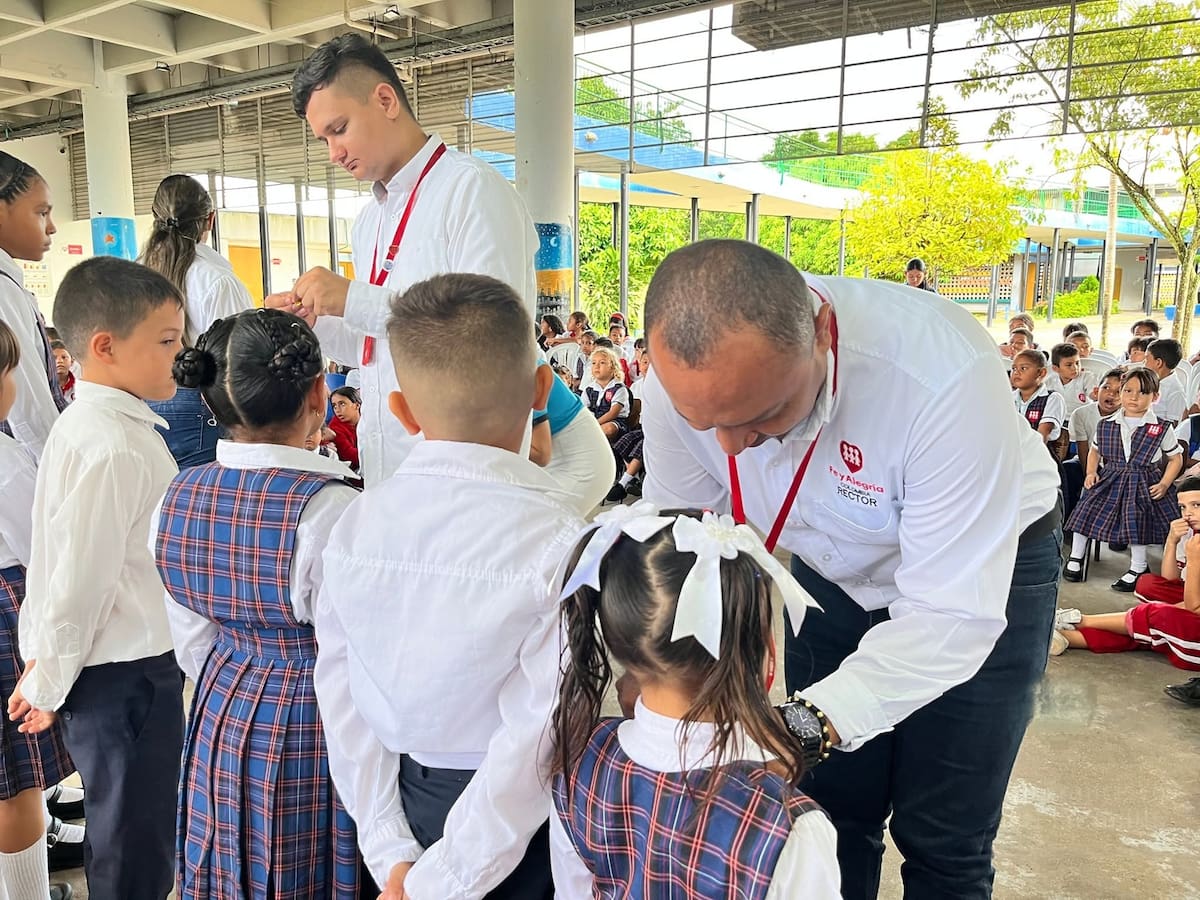 Fredy Alexander Gómez, rector y educador barranqueño, lidera ‘Pasaporte Joven Santander’, una iniciativa que busca conectar a los jóvenes con nuevas experiencias y oportunidades.
Suministrada/Vanguardia