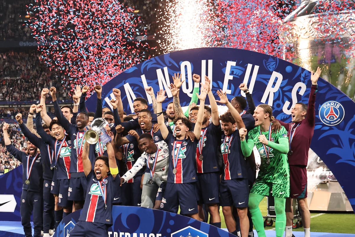 SAINT DENIS (France), 24/05/2025.- Marquinhos of Paris Saint Germain (C) lifts the trophy after the victory in the Coupe de France final soccer match between Paris Saint Germain (PSG) and Reims in Saint-Denis, near Paris, France, 24 May 2025. (Francia) EFE/EPA/CHRISTOPHE PETIT TESSON
