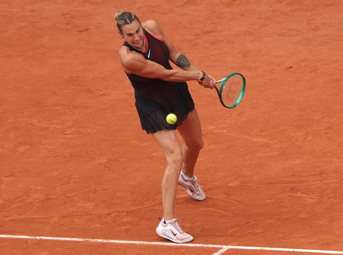 Paris (France), 03/06/2026.- Aryna Sabalenka of Belarus during her Women's quarterfinal match against Diana Shnaider of Russia at the French Open Grand Slam tennis tournament at Roland Garros in Paris, France, 03 June 2026. (Tenis, Abierto, Bielorrusia, Francia, Rusia) EFE/EPA/TERESA SUAREZ