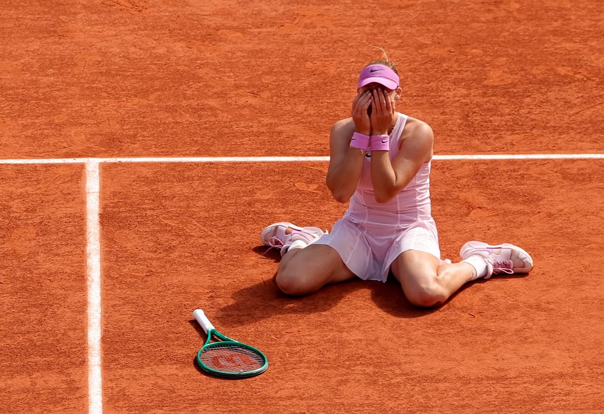 Paris (France), 06/06/2026.- Mirra Andreeva of Russia celebrates after winning her Women's final match against Maja Chwalinska of Poland at the French Open Grand Slam tennis tournament at Roland Garros in Paris, France, 06 June 2026. (Tenis, Abierto, Francia, Polonia, Rusia) EFE/EPA/TERESA SUAREZ