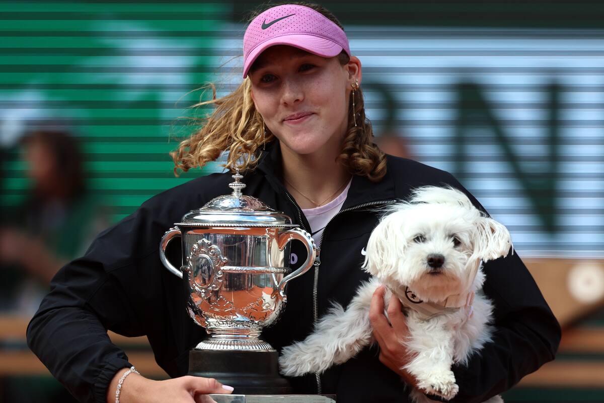 Paris (France), 06/06/2026.- Mirra Andreeva of Russia celebrates with her Suzanne Lenglen trophy after winning her Women's final match against Maja Chwalinska of Poland at the French Open Grand Slam tennis tournament at Roland Garros in Paris, France, 06 June 2026. (Tenis, Abierto, Francia, Polonia, Rusia) EFE/EPA/MOHAMMED BADRA