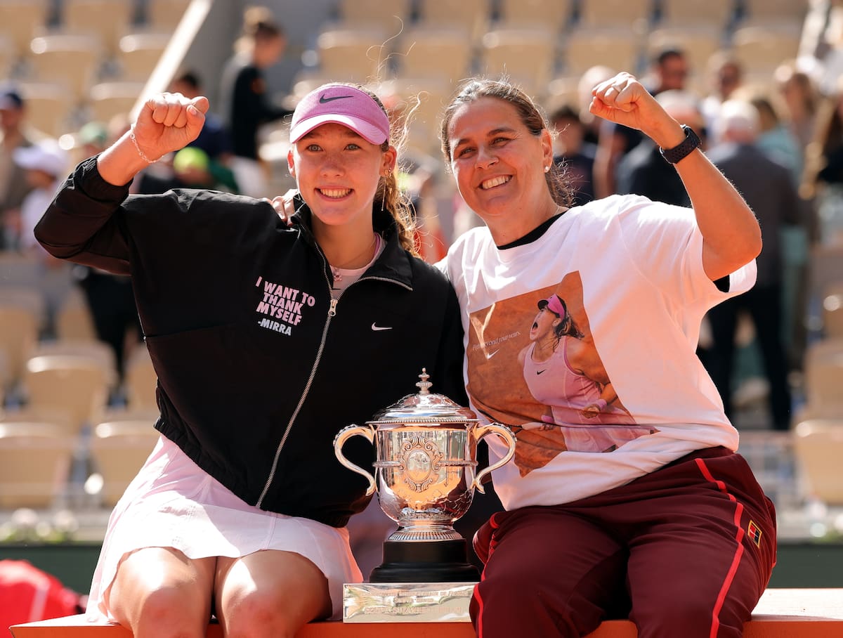 Paris (France), 06/06/2026.- Mirra Andreeva of Russia (L) and her coach Conchita Martinez of Spain celebrate with the Suzanne Lenglen trophy after winning the Women's final match against Maja Chwalinska of Poland at the French Open Grand Slam tennis tournament at Roland Garros in Paris, France, 06 June 2026. (Tenis, Abierto, Francia, Polonia, Rusia, España) EFE/EPA/TERESA SUAREZ