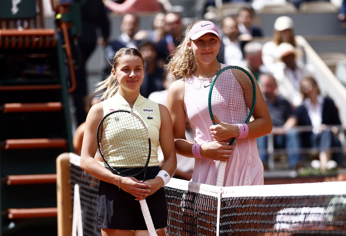 Paris (France), 06/06/2026.- Mirra Andreeva of Russia (R) and Maja Chwalinska of Poland pose prior their Women's final match at the French Open Grand Slam tennis tournament at Roland Garros in Paris, France, 06 June 2026. (Tenis, Abierto, Francia, Polonia, Rusia) EFE/EPA/YOAN VALAT