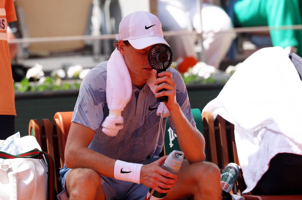Paris (France), 28/05/2026.- Jannik Sinner of Italy tries to cool himself during a break during his Men's 2nd round match against Juan Manuel Cerundolo of Argentina at the French Open Grand Slam tennis tournament at Roland Garros in Paris, France, 28 May 2026. (Tenis, Abierto, Francia, Italia) EFE/EPA/MOHAMMED BADRA