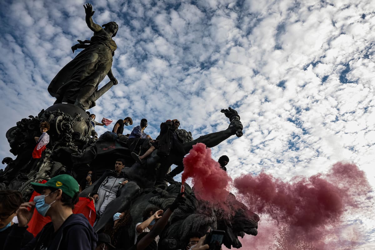 PARIS (France), 06/10/2026.- High school students and members of education unions fire red smoke flares at the end of a national day of protests over school conditions at Place de la Republique in Paris, France, 06 October 2026. A wave of protests sweeps across France against severe teacher shortages, overcrowded classrooms, a lack of resources, and poor learning conditions ahead of upcoming national budget decisions. (Protestas, Francia) EFE/EPA/MOHAMMED BADRA