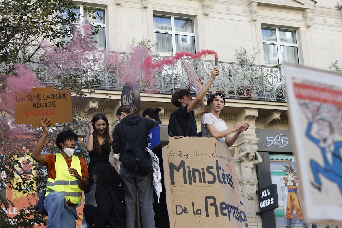 PARIS (France), 06/10/2026.- High school students and members of education unions demonstrate during a national day of protests over school conditions in Paris, France, 06 October 2026. A wave of protests sweeps across France against severe teacher shortages, overcrowded classrooms, a lack of resources, and poor learning conditions ahead of upcoming national budget decisions. (Protestas, Francia) EFE/EPA/MOHAMMED BADRA