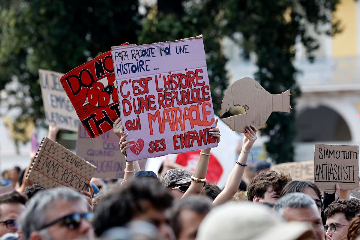 NICE (France), 06/10/2026.- A student holds a banner reading 'Daddy, tell me a story
It is the story of a republic that beats its children' during a national day of protest over education conditions in Nice, France, 06 October 2026. A wave of protests sweeps across France against severe teacher shortages, overcrowded classrooms, a lack of resources, and poor learning conditions ahead of upcoming national budget decisions. (Protestas, Francia, Niza) EFE/EPA/SEBASTIEN NOGIER