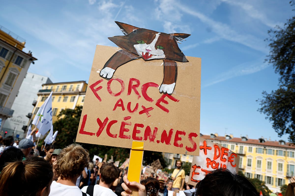 NICE (France), 06/10/2026.- A student holds a banner reading 'Stay strong, high school students' during a national day of protest over education conditions in Nice, France, 06 October 2026. A wave of protests sweeps across France against severe teacher shortages, overcrowded classrooms, a lack of resources, and poor learning conditions ahead of upcoming national budget decisions. (Protestas, Francia, Niza) EFE/EPA/SEBASTIEN NOGIER