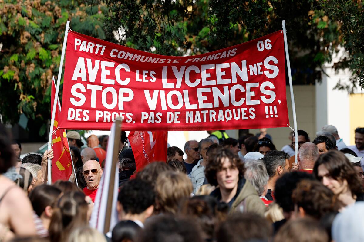NICE (France), 06/10/2026.- A student holds a banner reading 'With the high school students: Stop the violence. We need teachers, not batons' during a national day of protest over education conditions in Nice, France, 06 October 2026. A wave of protests sweeps across France against severe teacher shortages, overcrowded classrooms, a lack of resources, and poor learning conditions ahead of upcoming national budget decisions. (Protestas, Francia, Niza) EFE/EPA/SEBASTIEN NOGIER