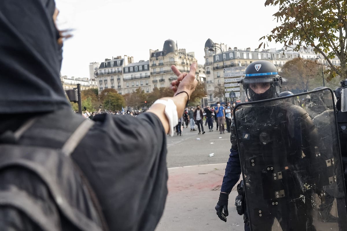 PARIS (France), 06/10/2026.- Clashes break out at the end of a demonstration of high school students and members of education unions during a national day of protests over school conditions in Paris, France, 06 October 2026. A wave of protests sweeps across France against severe teacher shortages, overcrowded classrooms, a lack of resources, and poor learning conditions ahead of upcoming national budget decisions. (Protestas, Francia) EFE/EPA/MOHAMMED BADRA