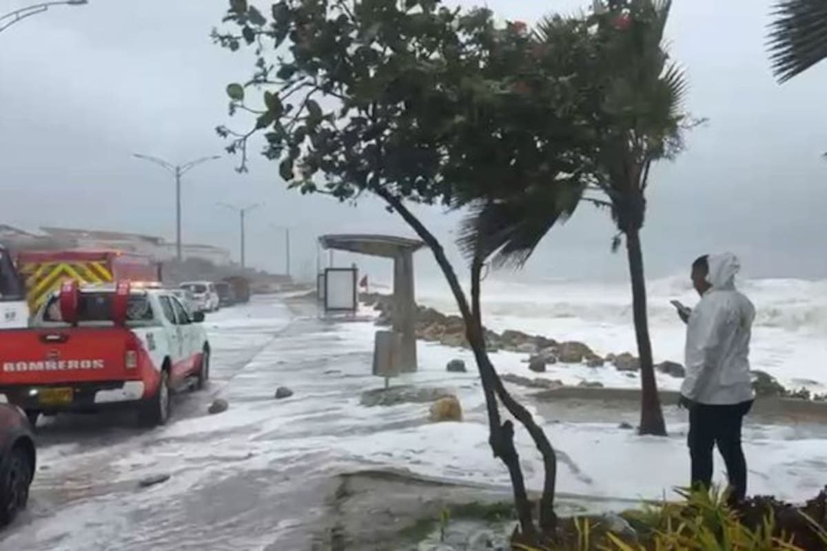 hay alerta en Cartagena por mar de leva. Las fuertes olas han provocado inundaciones y el cierre preventivo de varias playas en la ciudad.