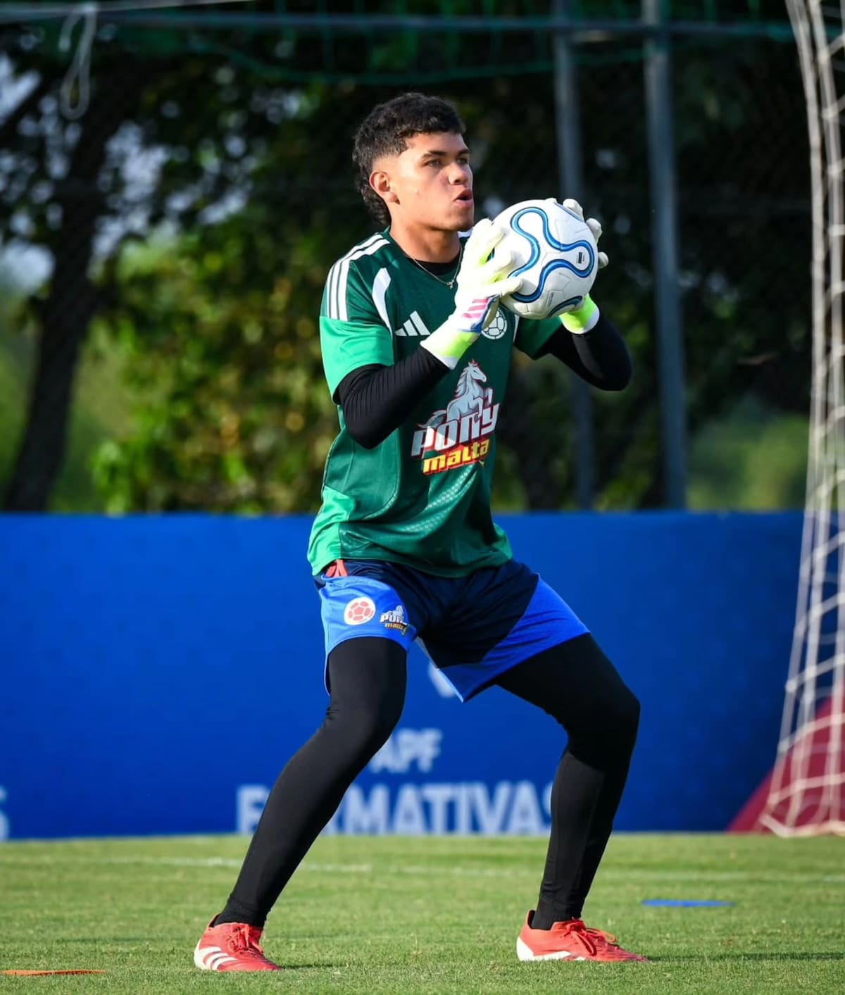 El arquero santandereano Freyder Alexis Celis Vega hizo parte de la selección Colombia que se quedó con el título del Campeonato Sudamericano Sub-17. Foto: FCF.