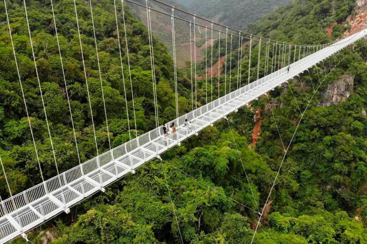 Por seguridad el puente bautizado “Dragón Blanco”, es la nueva atracción turística de la provincia vietnamita Son, será de un solo sentido y con un límite de 500 personas cruzándolo a la vez. Twitter / VANGUARDIA