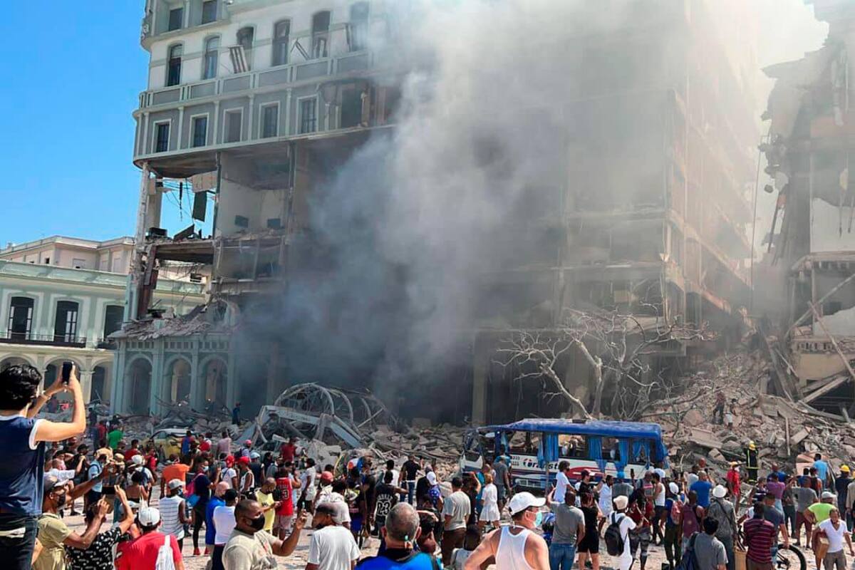 Fuerte explosión ocurrió en horas de la mañana de hoy en el hotel Saratoga de La Habana. El suceso ocurrió presumiblemente mientras se realizaba trasiego de gas licuado desde un camión. Graves daños y pérdidas. Internet / VANGUARDIA