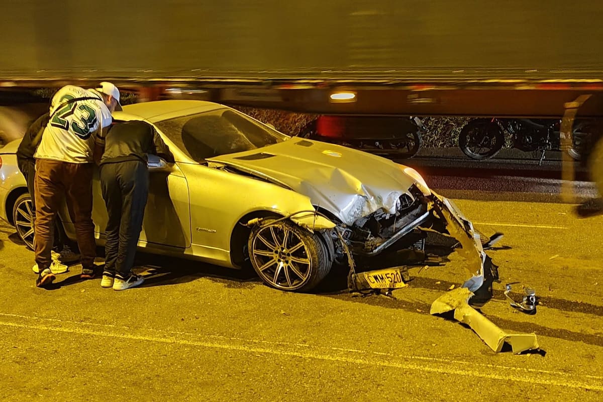 Fuerte accidente en la vía Piedecuesta–Floridablanca: carro quedó destruido