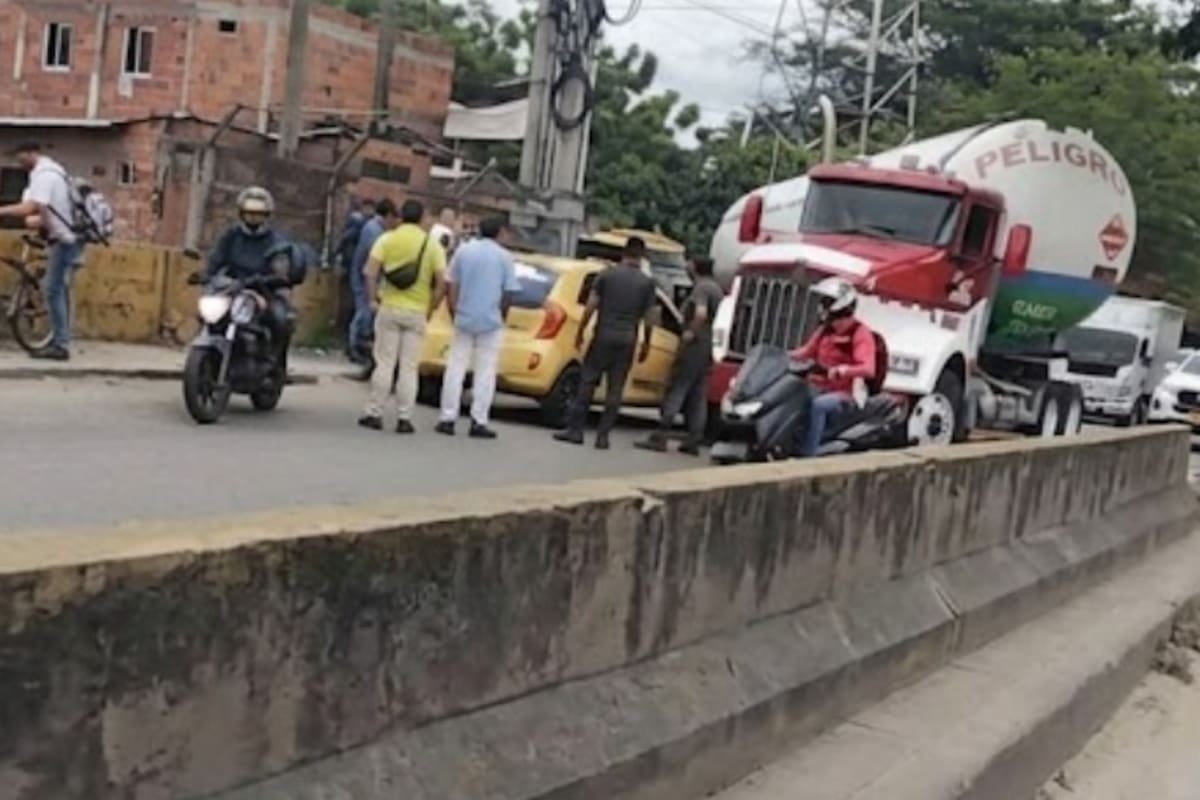 Fuerte congestión vehicular en el Anillo Vial tras accidente entre una mula y un taxi