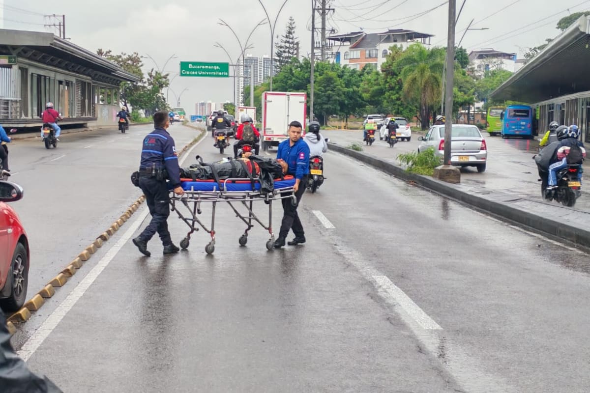 Fuertes lluvias en Bucaramanga provocan múltiples accidentes de tránsito: hay un herido de gravedad. Foto: Marco Valencia