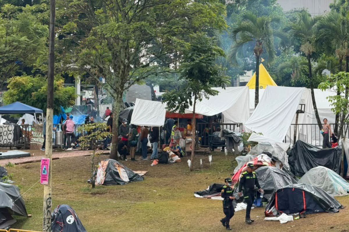 AME9879. PEREIRA (COLOMBIA), 17/08/2026.- Damnificados por el terremoto de magnitud 7,4, que sacudió Colombia hace una semana, se refugian luego de las fuertes lluvias este lunes, en un campamento ubicado en el parque Olaya Herrera en Pereira (Colombia). EFE/Santiago Gaviria