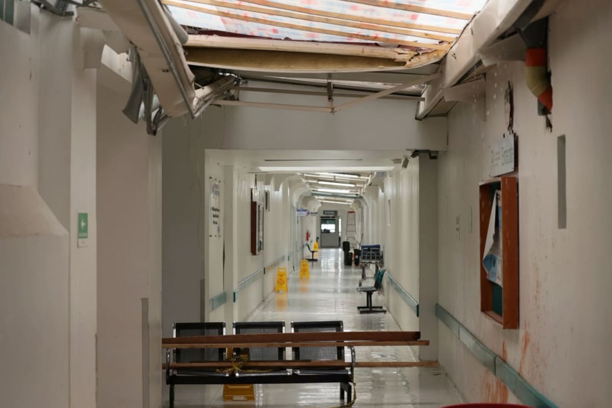 AME9897. PEREIRA (COLOMBIA), 17/08/2026.- Fotografía que muestra daños tras las fuertes lluvias este lunes, dentro del Hospital Universitario San Jorge de Pereira (Colombia). EFE/Santiago Gaviria