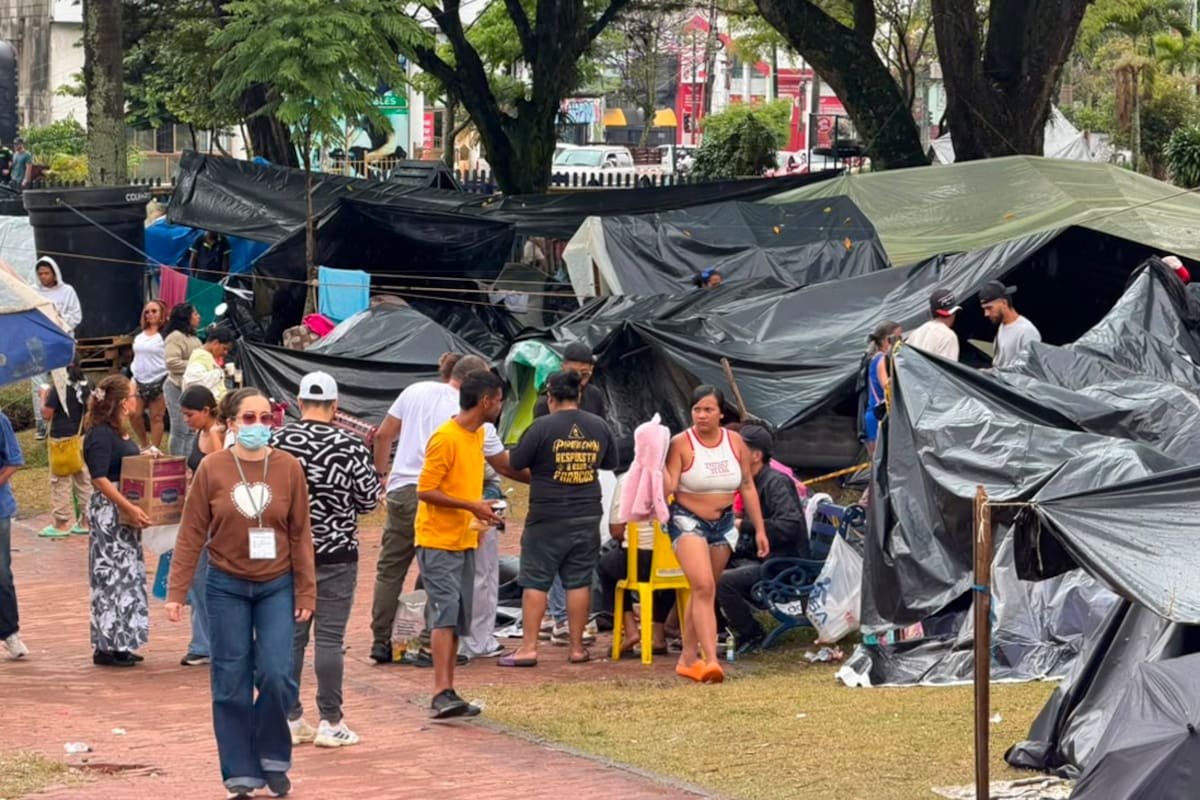 AME9879. PEREIRA (COLOMBIA), 17/08/2026.- Damnificados por el terremoto de magnitud 7,4, que sacudió Colombia hace una semana, asean sus espacios luego de las fuertes lluvias este lunes, en un campamento ubicado en el parque Olaya Herrera en Pereira (Colombia). EFE/Santiago Gaviria