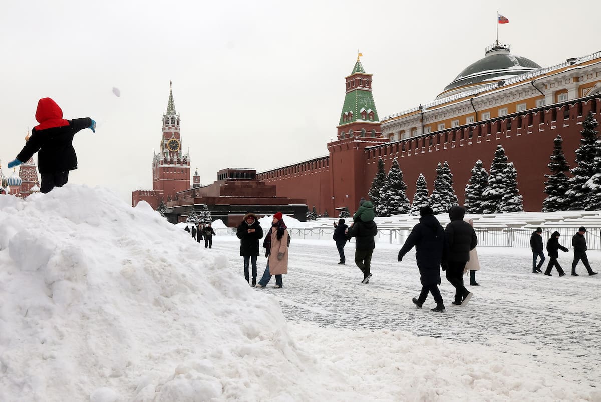 Personas caminan en la Plaza Roja tras una fuerte nevada en Moscú, Rusia.