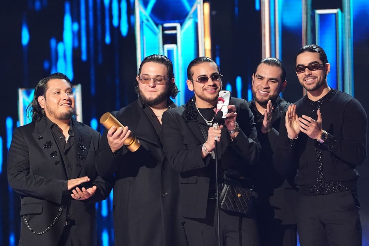 El grupo mexicano se llevó ocho premios en la gala celebrada en Miami. Foto: Telemundo