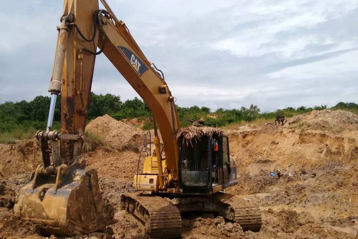 Con esta retroexcavadora el hombre adelantaba las actividades de minería ilegal en el corregimiento de Monterrey. El capturado debe responder por el delito de explotación ilícita de yacimientos mineros y otros materiales. (Foto: Suministrada/VANGUARDIA LIBERAL)
