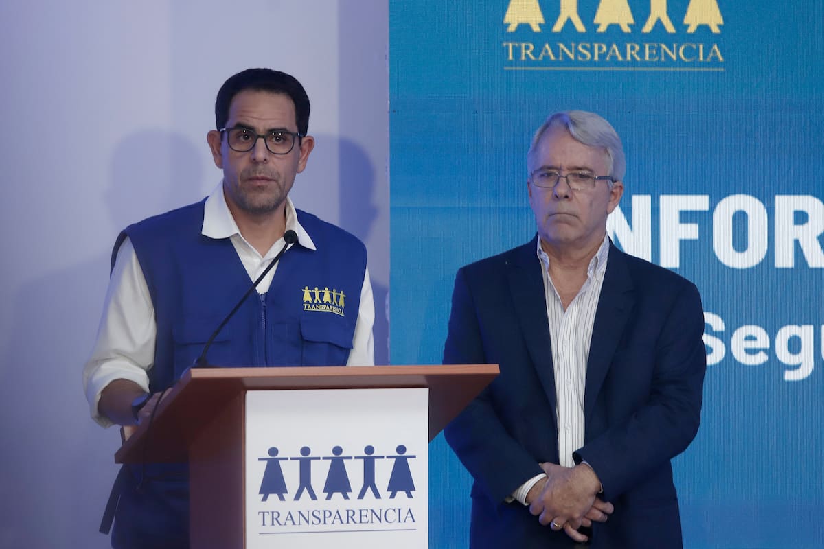 AME9642. LIMA (PERÚ), 07/06/2026.- El secretario general de la Asociación Civil Transparencia, Omar Awapara (i), habla junto al presidente ejecutivo de la encuestadora Ipsos, Alfredo Torres, durante una rueda de prensa para presentar los resultados de las elecciones presidenciales en Perú este domingo, en Lima (Perú). La candidata derechista Keiko Fujimori se perfila como la probable ganadora de las elecciones presidenciales de Perú al obtener el 52,67 % de los votos válidos con el 50 % del escrutinio, frente al 47,32 % que registra su rival en la segunda vuelta, el izquierdista Roberto Sánchez. EFE/ Sebastián Blanco Salazar