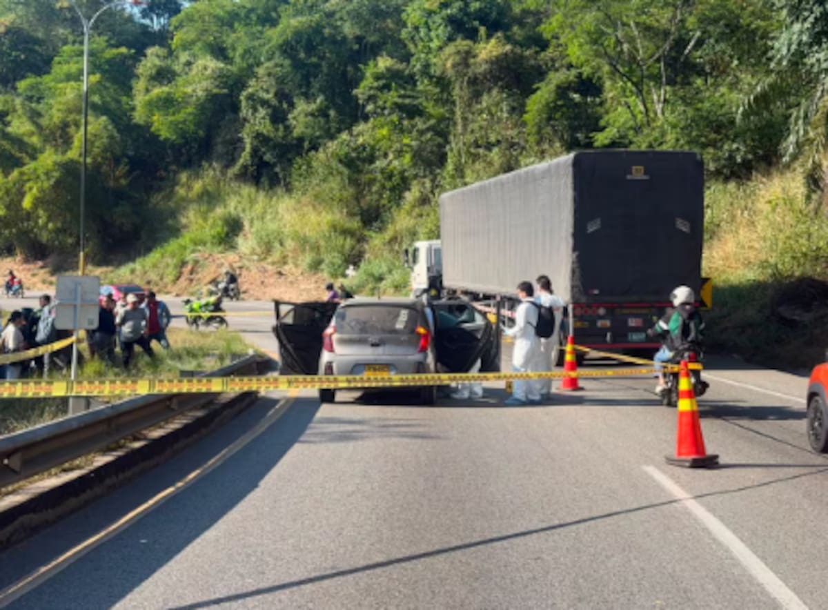 Funcionarios del CTI realizaron el levantamiento del cuerpo e iniciaron las labores investigativas en el lugar del crimen.