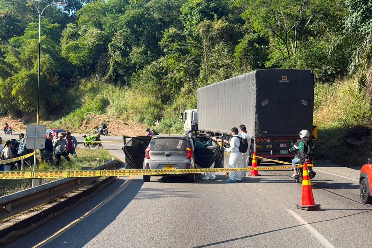 Funcionarios del CTI realizaron el levantamiento del cuerpo e iniciaron las labores investigativas en el lugar del crimen.
