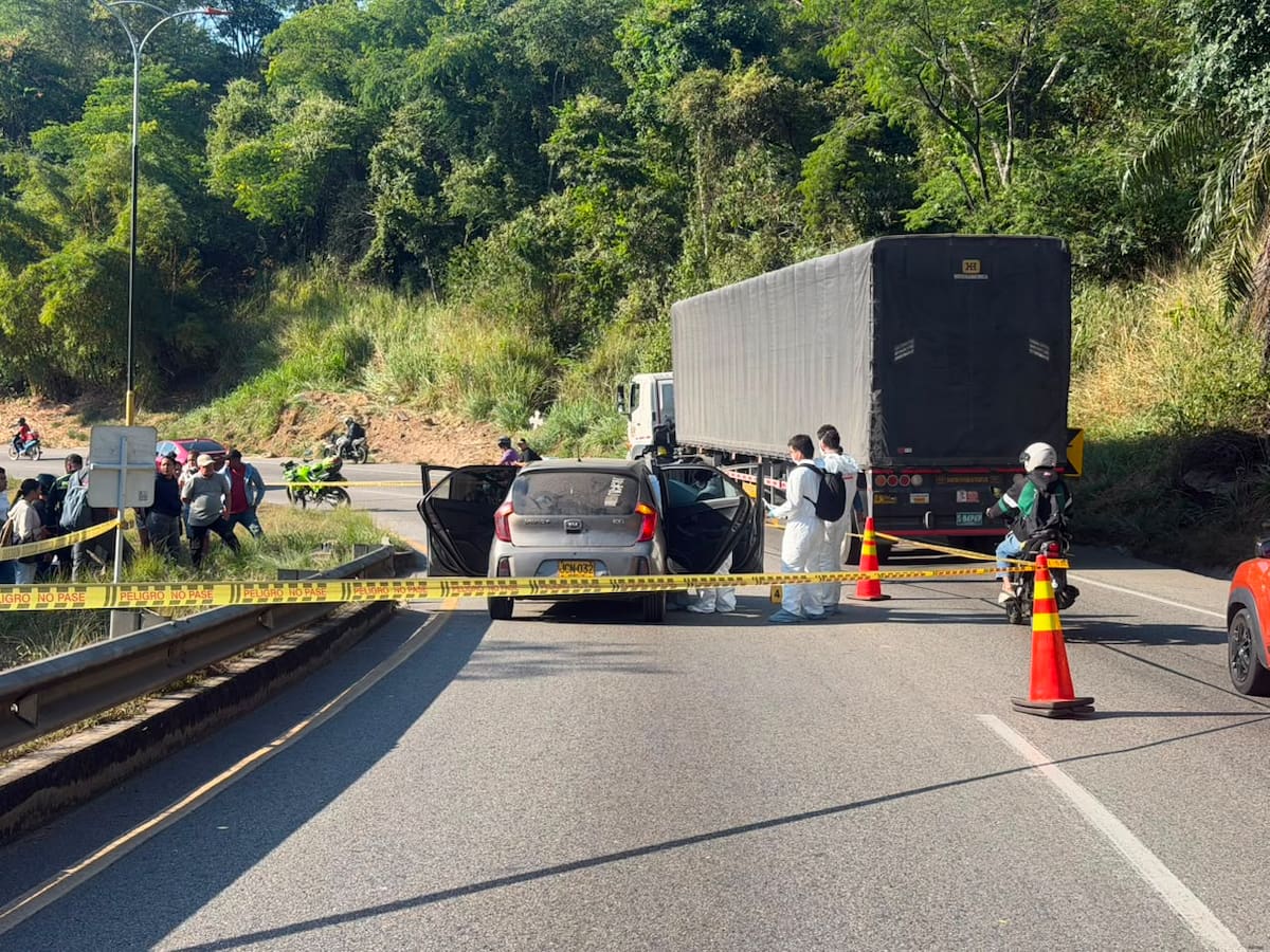 Funcionarios del CTI realizaron el levantamiento del cuerpo e iniciaron las labores investigativas en el lugar del crimen.