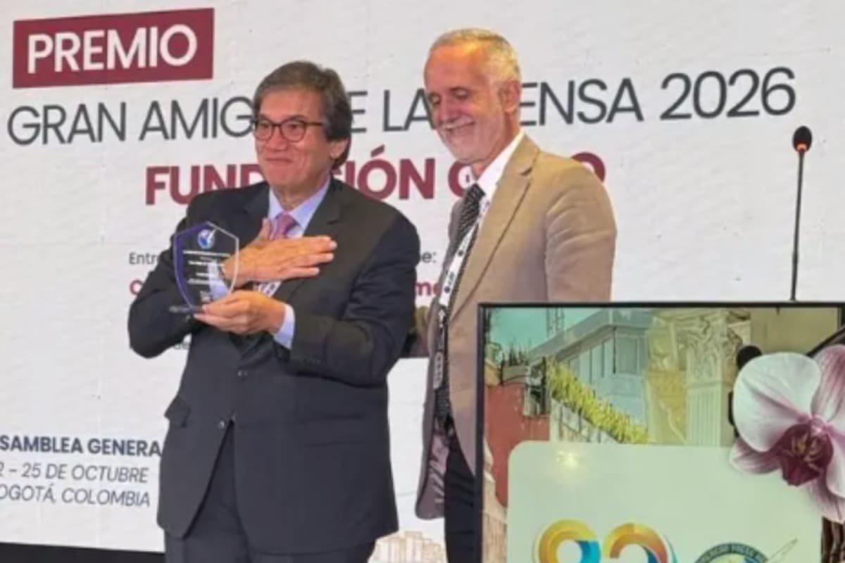 Fundación Gabo recibe importante reconocimiento de la SIP por su aporte al periodismo. Jaime Abello recibe el premio de manos del director de La Voz, Carlos Jornet.